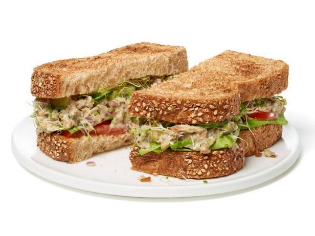 So bereiten Sie ein Sardinensalat-Sandwich zu