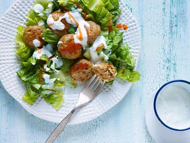 Zubereitung - Wurst-Falafel mit Römersalat und Joghurtsauce