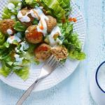 Wurst-Falafel mit Römersalat und Joghurtsauce