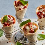 Pizza mit Wurst in Waffeln