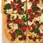 Pizza mit Wurst und Brokkoli