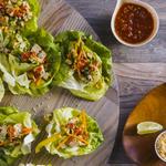 Teriyaki-Hähnchen in Salatblättern
