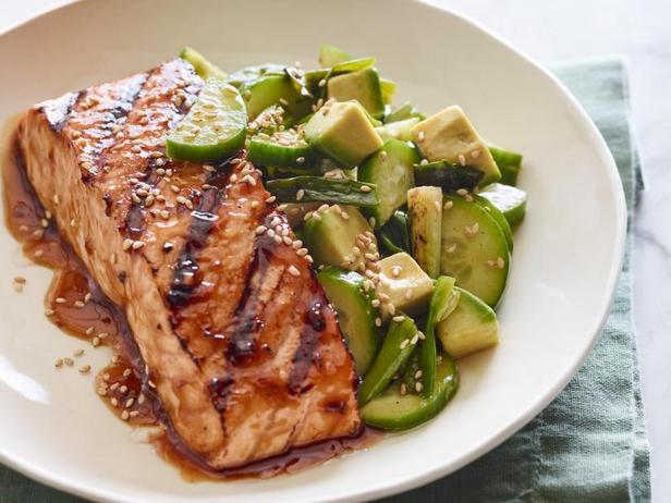 Kuinka tehdä - Teriyaki-lohta grillatulla vihreällä sipulilla ja avokado-kurkkusalaatilla