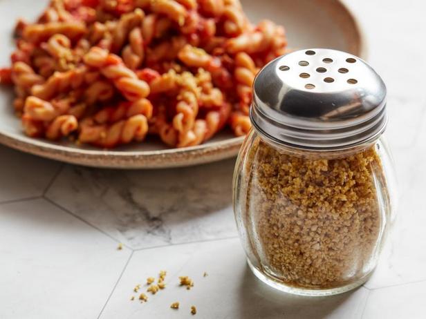 Wie man veganen Parmesan zubereitet