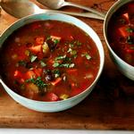 Vegane schwarze Bohnen-Süßkartoffel-Suppe