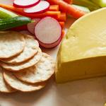 Veganes Ziegenkäse mit zerstoßenem Pfeffer