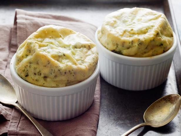 Wie man ein Käsesoufflé mit Kräutern zubereitet