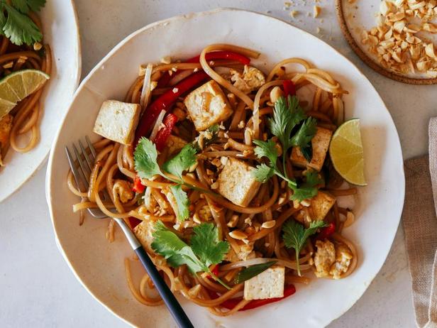 Wie man vegetarische Pad Thai Nudeln zubereitet