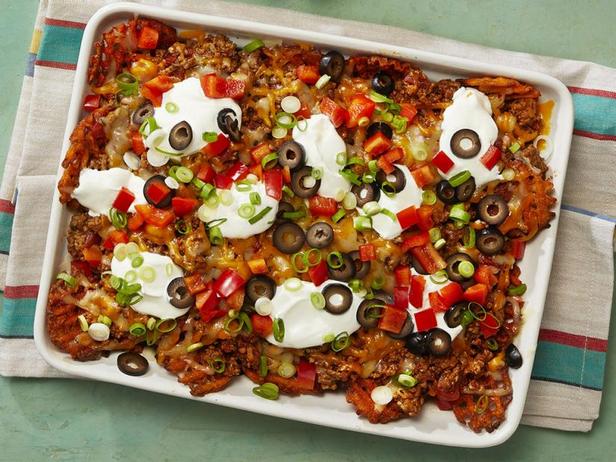 Wie man Chili-Waffelpommes-Nachos zubereitet