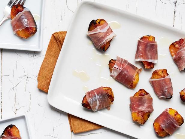 Rezept für warme, mit Prosciutto umwickelte Pfirsiche