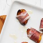 Warme, mit Prosciutto umwickelte Pfirsich-Vorspeise