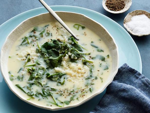 Wie man Avgolemono-Suppe mit Brunnenkresse zubereitet