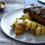 Whiskey-glasiertes Flanksteak mit Bratkartoffeln