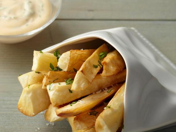 Come preparare le patatine fritte di manioca con salsa maionese mojo