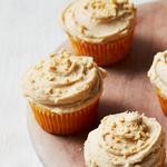 Gelbe Cupcakes mit Erdnussbutter-Frosting