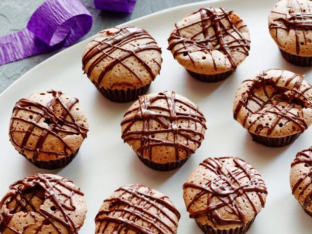 So macht man Mini-Cupcakes mit Schokoladen-Baiser