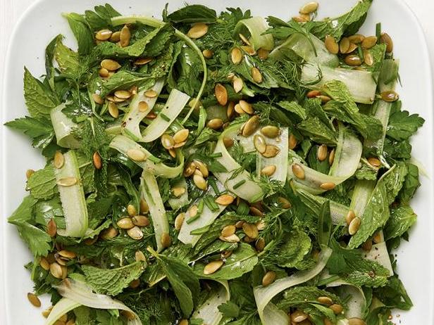 Wie man einen Fünf-Kräuter-Salat zubereitet