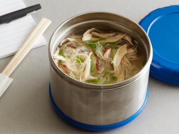 Zubereitung – einfach Wasser hinzufügen: Miso-Hühnernudelsuppe