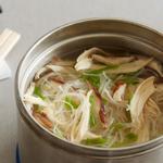 Einfach Wasser hinzufügen: Miso-Hühnernudelsuppe