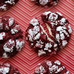 Rote Samtkekse mit Käsefüllung