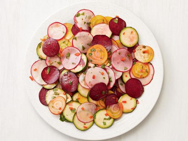 Come preparare un'insalata fresca di barbabietole e zucchine