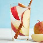 Wasser mit Apfel- und Zimtgeschmack