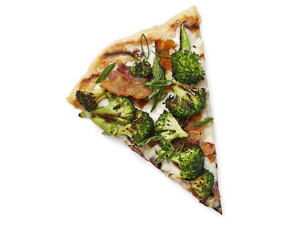 Pizza mit Speck und Ranch-Sauce