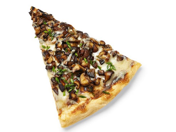 Pizza mit Pilzen und Fontina