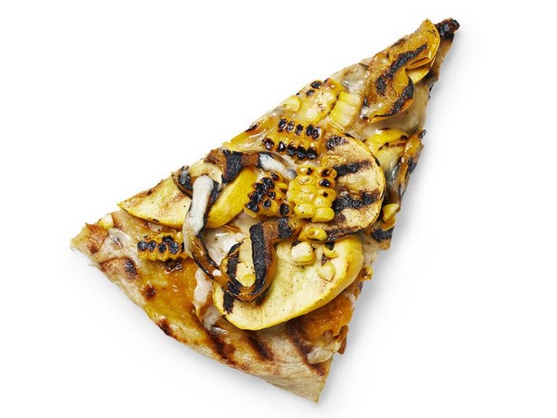 Pizza mit Zucchini und Mais