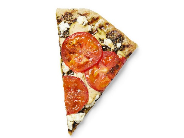 Pizza mit Tomaten und Hummus