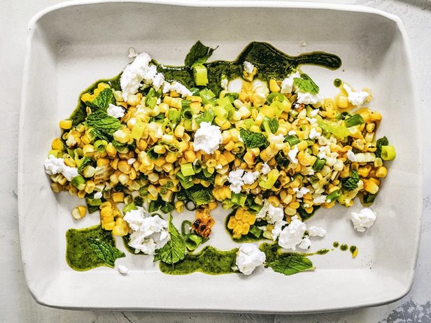 Come preparare - Insalata di mais e cipollotto con condimento alla menta e coriandolo