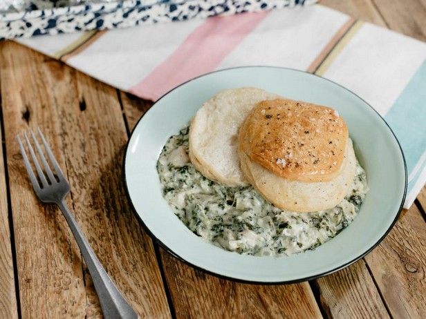 Portionierter Auflauf mit Hähnchen, Spinat und Artischocken
