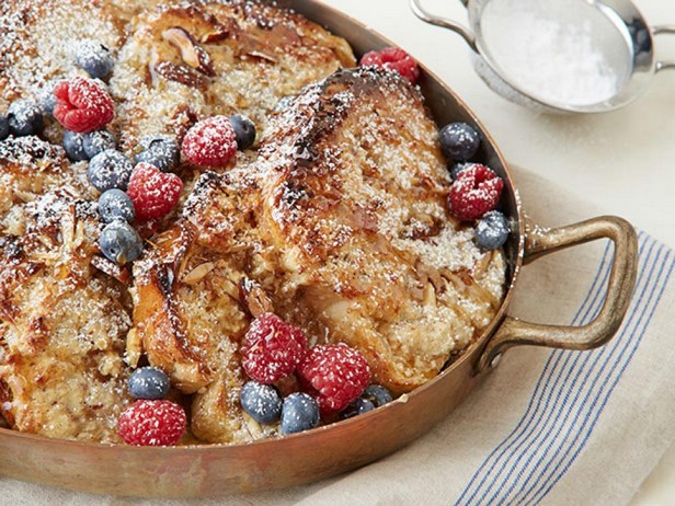Französischer Toast-Auflauf mit Kokos-Mandel-Topping