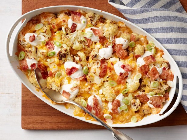 Blumenkohlauflauf mit Käse, Frühlingszwiebeln und Speck