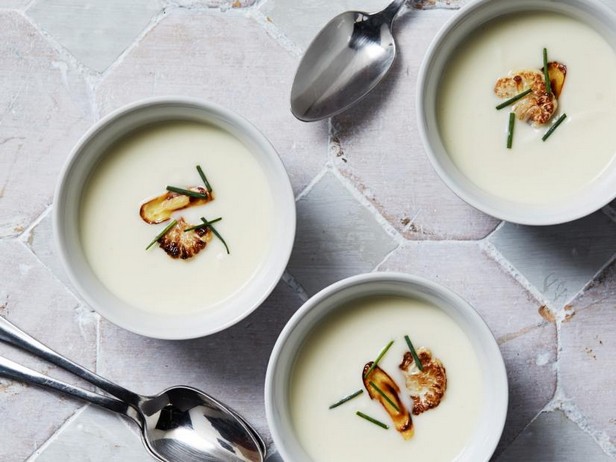 Wie man eine cremige Blumenkohl-Pastinaken-Suppe zubereitet