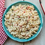 Veganer Nudelsalat mit cremigem Dressing