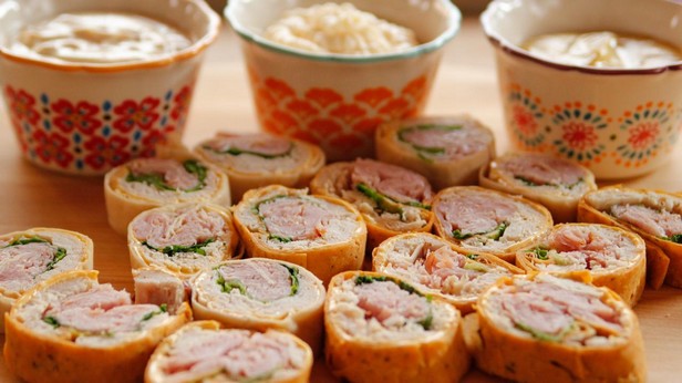 Wie man Truthahn- und Schinken-Sandwichbrötchen zubereitet
