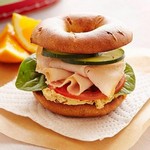 Sandwich mit cremigem Hummus und geräuchertem Truthahn