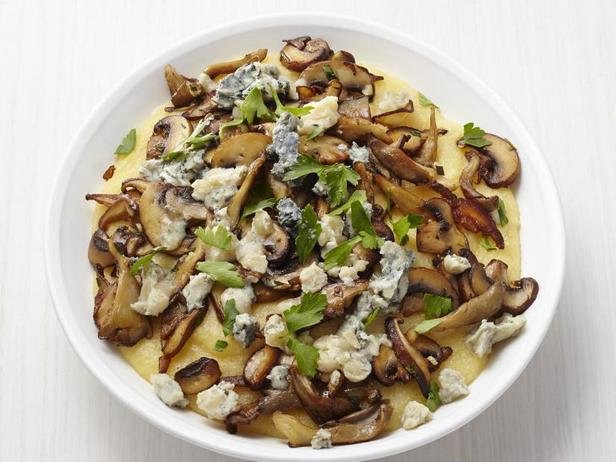 Wie man Polenta mit Pilzen und Gorgonzola zubereitet