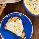 Aufgeschlagener Ricotta mit Rosmarin und Olivenöl
