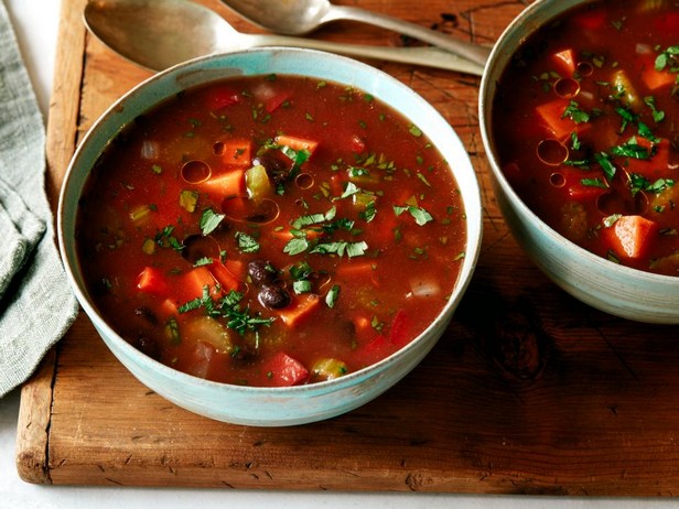 Vegane schwarze Bohnen-Süßkartoffel-Suppe