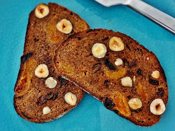 Rezept für Roggenbrot mit Trockenfrüchten und Nüssen