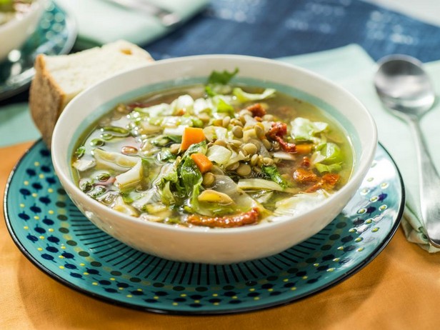 شوربة العدس المتوسطية المطبوخة ببطء