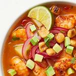 شوربة بالروبيان والبصل المتبل بعصير الليمون
