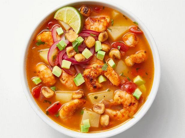Come preparare la zuppa di gamberi e cipolle marinate nel succo di lime.
