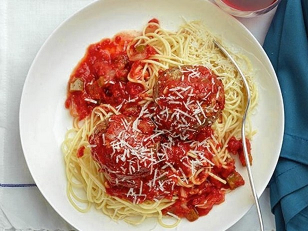 Wie man scharfe Spaghetti mit Mega-Fleischbällchen zubereitet