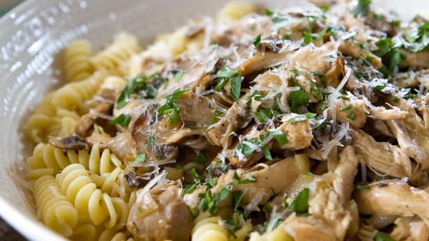 Wie man Hähnchen-Marsala-Eintopf mit Rotini-Nudeln zubereitet