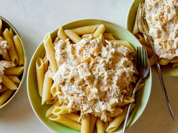 Wie man Penne-Nudeln mit Hähnchen in Ranch-Sauce im Schongarer zubereitet