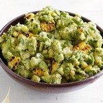 Guacamole mit gegrilltem Mais