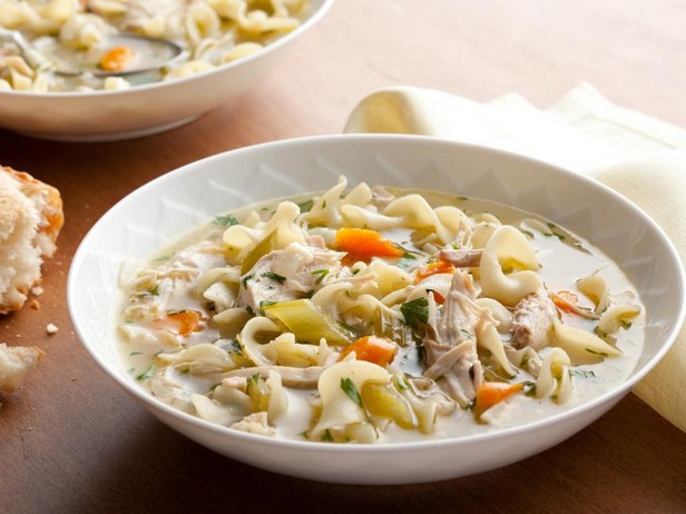 Hühnersuppe mit Eiernudeln